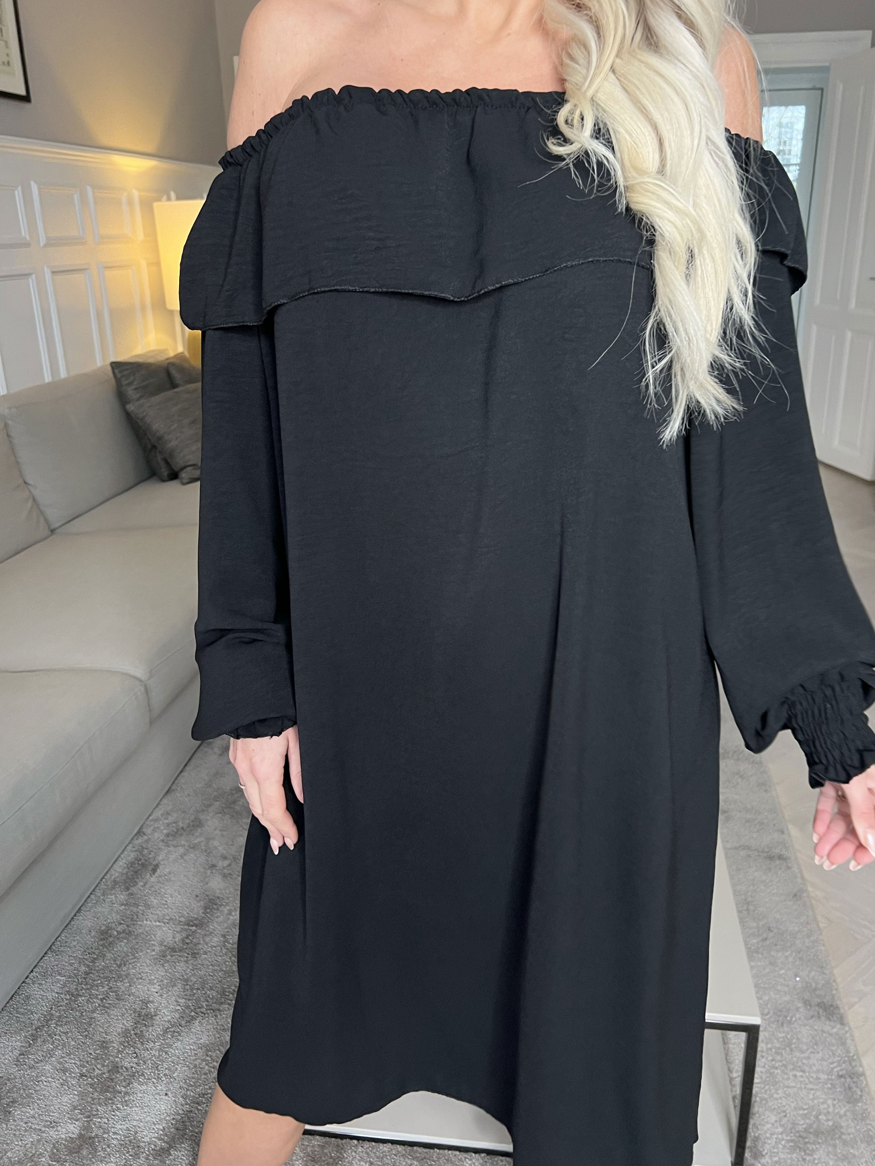 Elpida - Söt klänning med volangkant och ärmar med smock